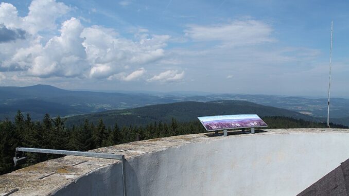 Výhled z rozhledny Libín u Prachatic. Autor foto: Harold, licence CC BY-SA 4.0. Zdroj: Wikimedia Commons