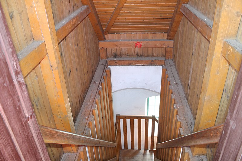 Schodiště v rozhledně Libín u Prachatic. Autor foto: Harold, licence CC BY-SA 4.0. Zdroj: Wikimedia Commons