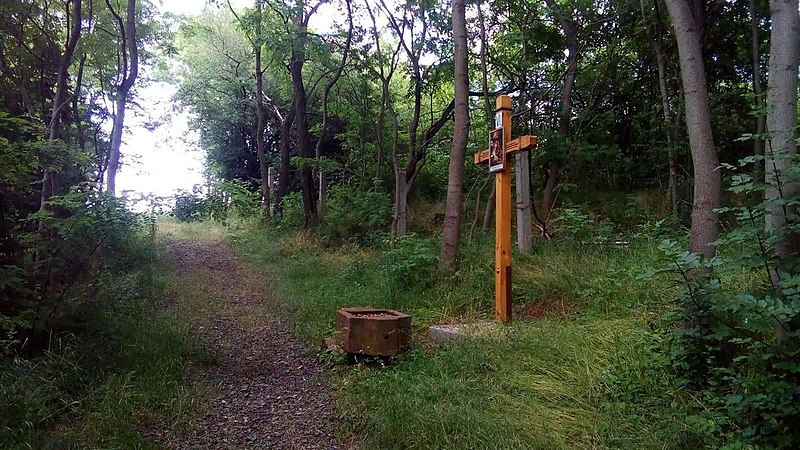 Křížová cesta Kryry, šesté zastavení. Zdroj: Wikimedia Commons, licence CC0 1.0, volné dílo