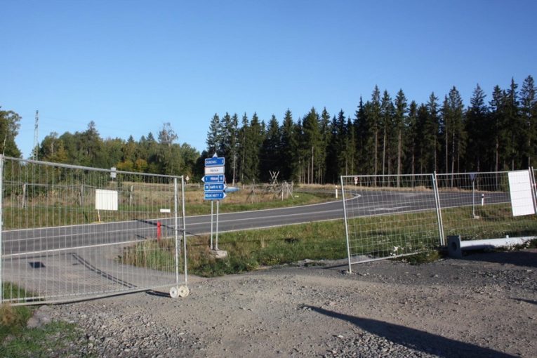 Auto narazilo do domu