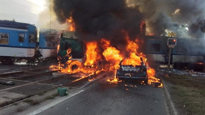 požár vlaku a kamiónu