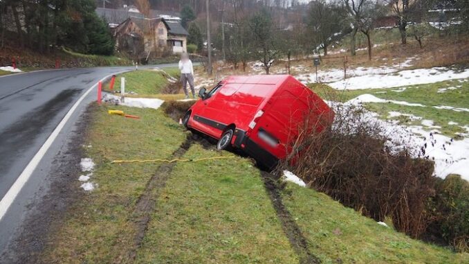 Dodávka v příkopu 