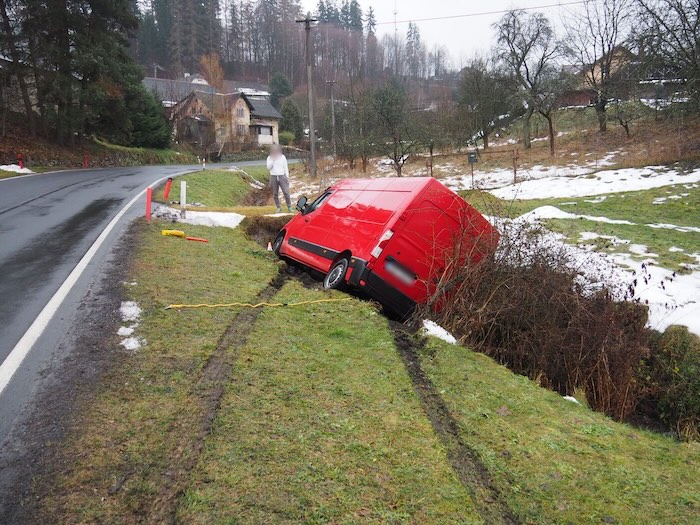Dodávka v příkopu 