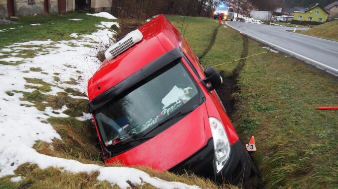 Dodávka v příkopu