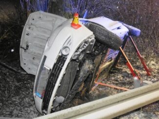 Řidička přeletělo přes svodidlab