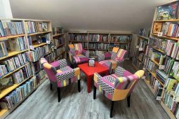 Nebezpečná jízda v Kročehlavech: karambol a rychlé dopadení