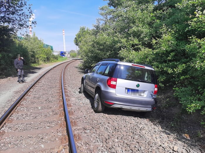Auto na železniční vlečce, foto Policie ČR 