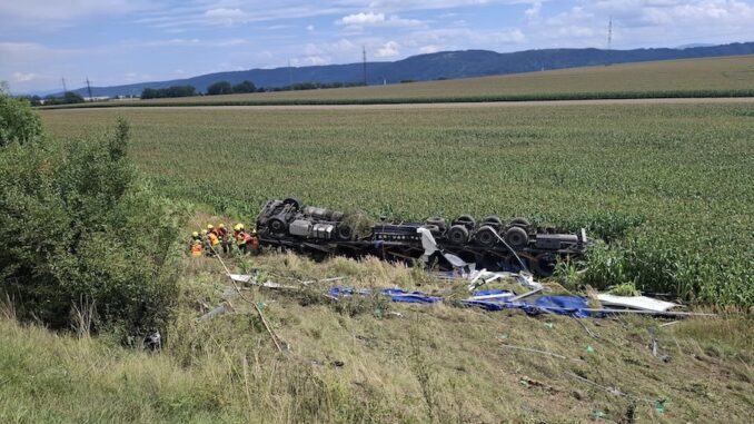 Řidič kamionu vyjel mimo dálnici a převrátil se do kukuřičného pole, foto Hasičský záchranný sbor Olomouckého kraje