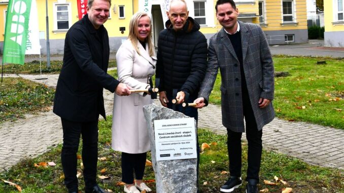 Poklepání základního kamene nového Centra sociálních služeb. Foto: Jihočeský kraj