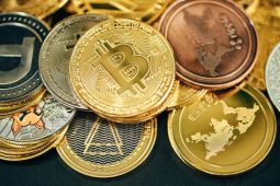 Zločinci perou peníze přes kryptoměny. Evropa si na ně posvítila