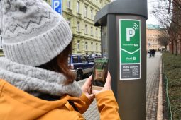 Plzeň zavádí QR platby za parkování: Bezhotovostní parkování je teď ještě pohodlnější