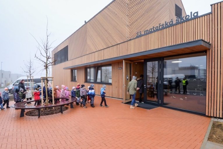 Plzeň otevírá moderní školku v Újezdě. Dětem nabízí třídy i zahradu na střeše