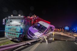 Hromadná nehoda na D56. Kamionu prskla pneumatika. Jak je to s průjezdností?