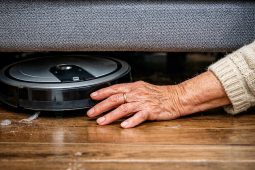 Dvaaosmdesátiletou seniorku uvěznil vysavač!