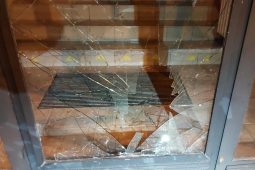 VIDEO: Opilý mladík v Ostravě rozbil okno knihovny