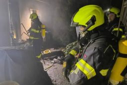 Na Pardubicku hořela garáž. Jedna osoba skončila v péči záchranářů