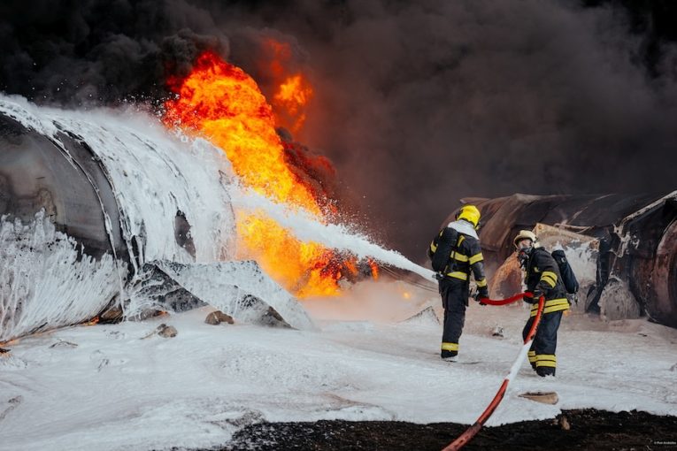 Hasič s foťákem v ruce mezi špičkami: snímky z Hustopečí nad Bečvou oslnily porotu Czech Press Photo