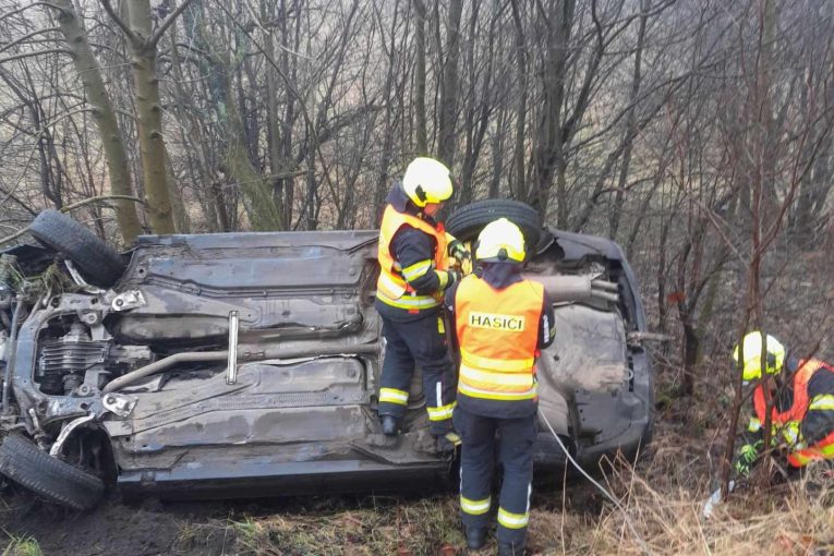 Auto na boku, řidič nikde. Hasiči zasahovali u neobvyklé nehody na Jablonecku 