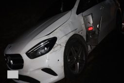 Auto skončilo po nehodě v příkopu. Policie pátrá po svědcích nehody