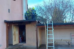 Od požáru kotelny chytla fasáda domu. Hasiči zasahovali v dýchací technice