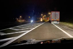 Zaparkované kamiony na D1 ohrožují řidiče. „Výmluvy o nedostatku míst neobstojí,“ říká policie