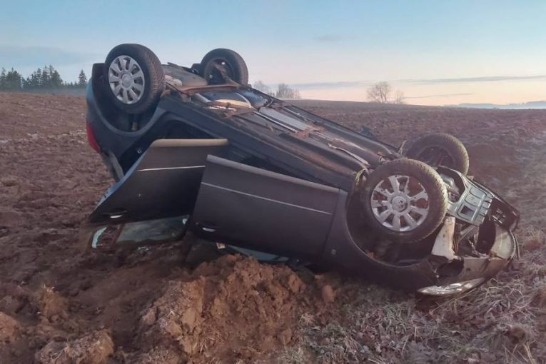 Ranní mlha a náledí na Vysočině. Pět aut skončilo na střeše, bourala záchranka i autobus