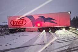 Sníh zkomplikoval dopravu v kraji: nehody po celém regionu, kamion zablokoval D35
