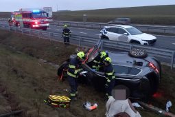 Auto vyjelo ze silnice a skončilo na střeše