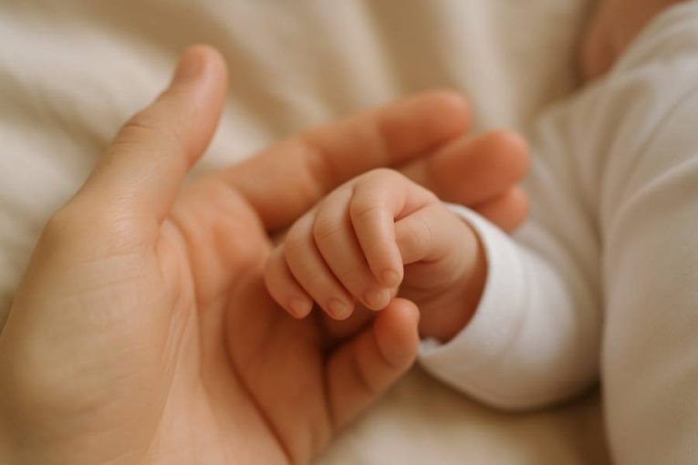 Domů z porodnice ještě ten den? V Benešově to jde, ale jen za přísných podmínek