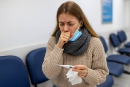 Kašel, horečky a zákaz návštěv s rýmou: chřipka ve Středočeském kraji sílí