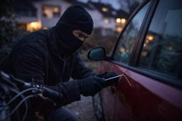 Vloupával se do aut i domů. Policie obvinila muže kvůli sérii krádeží na Mladoboleslavsku