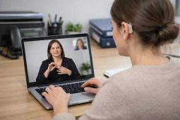 Tichá linka bourá bariéry: úřad je konečně srozumitelný i pro neslyšící