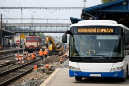 Vlaky v Kolíně zastaví, nastupuje náhradní doprava