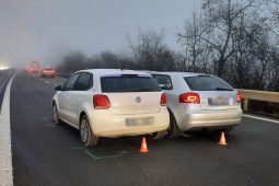 Řidička v Audi narazila do jiného vozu. Byla jak zákon káže