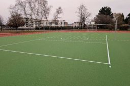 Hřiště u ZŠ Grünwaldova je po rekonstrukci. Moderní areál se veřejnosti otevře na jaře