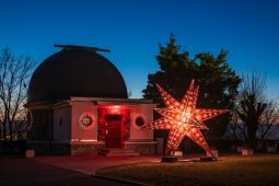 Na Kraví hoře slaví vesmírné Vánoce. Nechybí zářící hvězda i kočky v beztíži