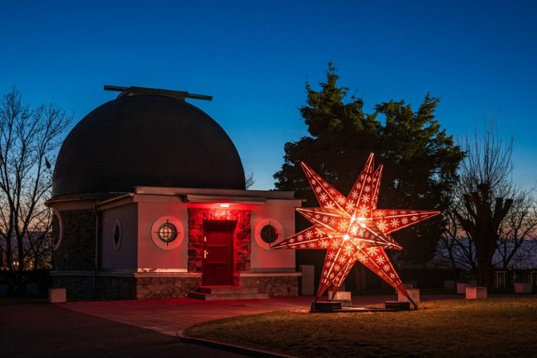 Na Kraví hoře slaví vesmírné Vánoce. Nechybí zářící hvězda i kočky v beztíži