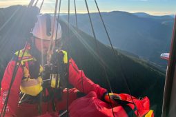 Zraněná žena na vrcholu Smrku: Museli ji zachránit jeřábem vrtulníku