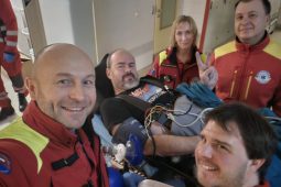 Infarkt si nevybírá: Jednomu muži poskytovala první pomoc rodina, druhému plavčíci