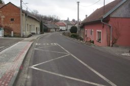 Opravená silnice zpříjemňuje řidičům cestu přes Litenčice