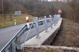 Příjezdovou silnici do Kelníků stabilizuje nová opěrná zeď