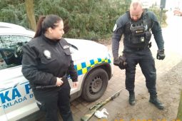 Poplach v centru: muž si vyrazil do parku s puškou na rameni