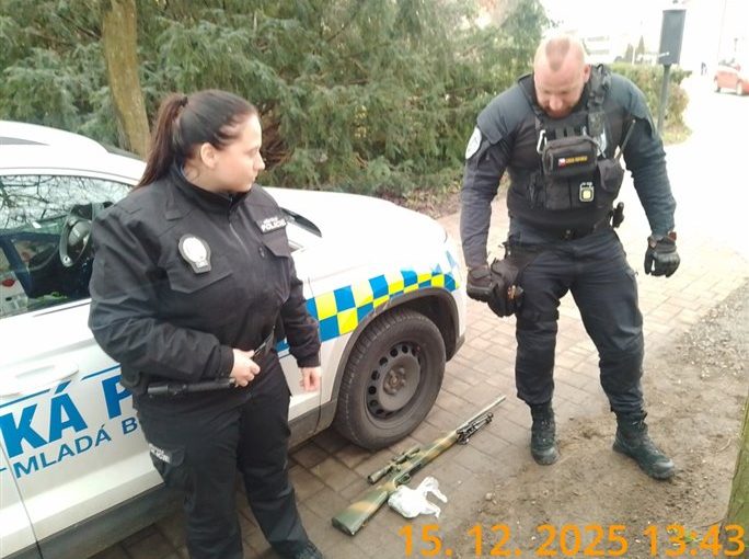 Poplach v centru: muž si vyrazil do parku s puškou na rameni