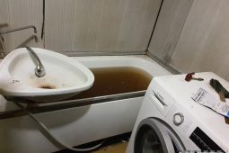 „Řekněte mi heslo!“ Nájemník v Kladně vytopil sousedy a házel na dveře nože