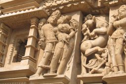 Vytesaná erotika – to je kamenná Kámásútra na známých indických chrámech, které ohromují už tisíc let