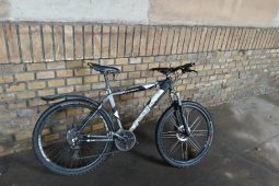 Kola, nářadí i kabely ze zdí. Policie objasnila devět krádeží na Náchodsku