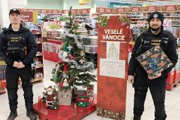 Policisté z Jaroměře pomohli splnit vánoční přání v rámci charitativního projektu