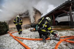 Požár ve sklepě rodinného domu v Mladých Bukách zaměstnal čtyři jednotky hasičů