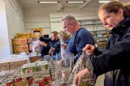 Pracovníci krajského úřadu pomohli potravinové bance připravit vánoční balíčky pro potřebné