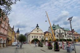 Opravy domu na náměstí pokračují, práce probíhají v interiéru i na střeše